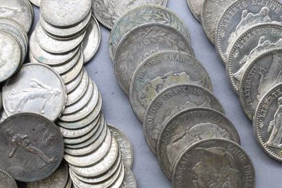 null Lot de pièces en argent comprenant : 

- 10 Francs Hercule 1965, 1966 x 2. 

-...