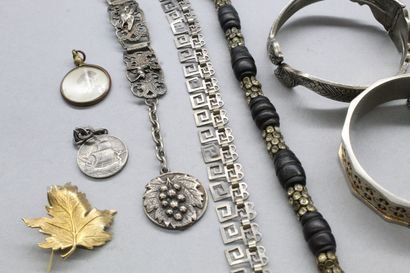 null Lot de bijoux fantaisies comprenant :

- Un collier à décors de spirales stylisées.

-...