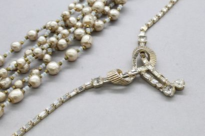 null Lot de deux collier fantaisie, l'un signé Myriam Haskell orné de perles fantaisies,...