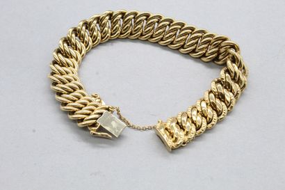 null Bracelet en or jaune 18k (750) à maille américaine et une breloque en forme...