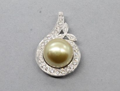 null Pendentif feuillagé en or gris 18k (750) orné d'une importante perle de culture...