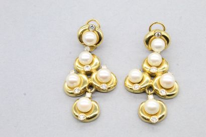 null Paire de pendants d'oreilles en or jaune 18k (750) ornée de diamants et de perles....