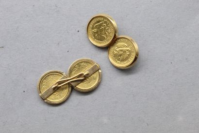 null Paire de bouton de manchette en or jaune 18k (750) ornés de pièces Dos Pesos...
