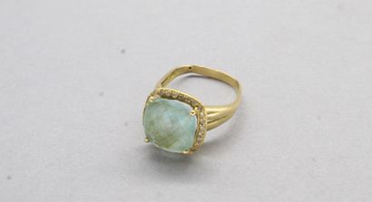 null 18k (750) yellow gold ring set with a faceted aquamarine.

Master stamp.

Eagle...