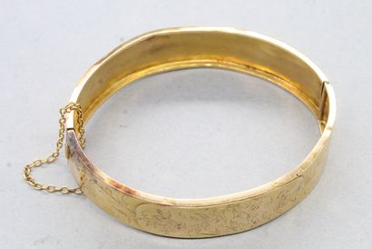 null Bracelet rigide en or jaune 18k (750) à décor cisellé de feuillage et fleurettes....