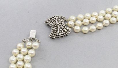null Collier trois rangs de perles de culture en chute, fermoir en or gris 18k (750)...