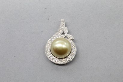 null Pendentif feuillagé en or gris 18k (750) orné d'une importante perle de culture...