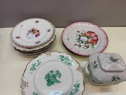null Handle of porcelain plates of which Meissen and various with polychrome decoration...