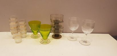 null Glassware set composed of:

- 11 water glasses

- 1 trivet and 2 coasters, Cristalleries...