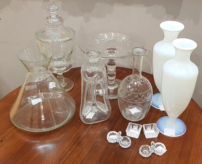 null MANETTE d'objets divers comprenant une paire de vases en verre opalescent, 2...