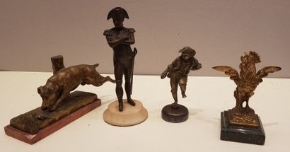null Manette d'objets en bronze et régules comprenant: 

- Coq

- Napoléon

- Jeune...