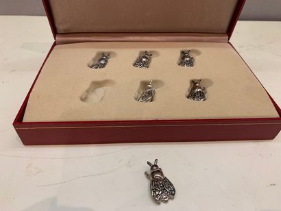 null SILVER METAL

Set consisting of : 

- Six name tags in the shape of a bee 

-...