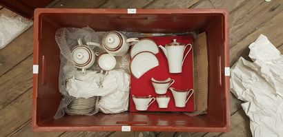 null Handle of porcelains of Limoges composed of two different coffee services:



-...