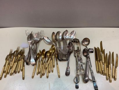 null MANETTE de métal argenté comprenant:

12 fourchettes, 12 cuillères à soupe,...