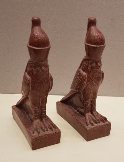 null Lot of various objects including: 

- A pair of modern statuettes of Horus,...