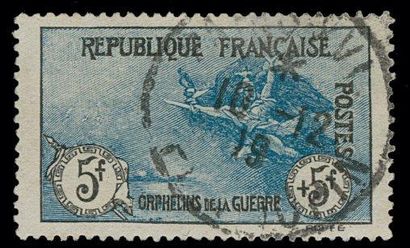 FRANCE Accumulation présentée en un classeur des timbres classiques et semi moderne,...