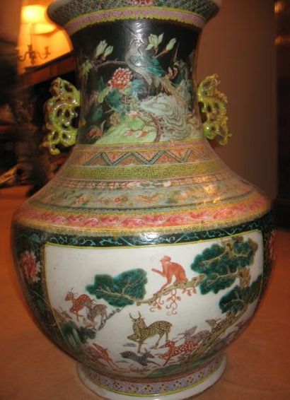 null Important vase de forme balustre en porcelaine et émaux de la famille verte...