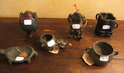 null Lot comprenant: - Cinq bronzes de patine brune représentant des vases, brûle-parfum...