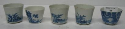 null Cinq sorbets en porcelaine blanche et bleu. Chine, XIXème Siècle