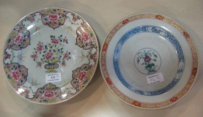 null Deux assiettes en porcelaine, l'une à décor doucai et imari de motifs floraux;...