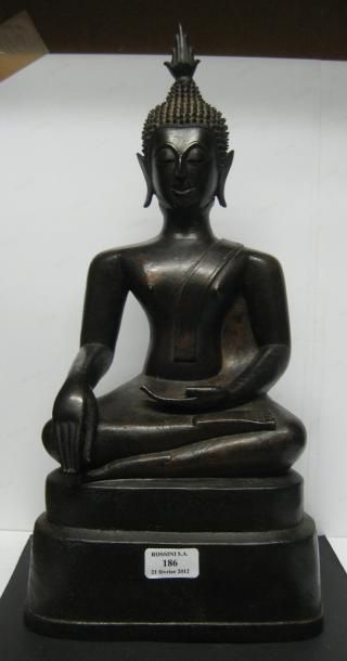 null Sujet en bronze de patine brune représentant un bouddha assis dans la position...