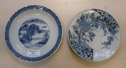 null Lot de 2 assiettes en porcelaine de chine à décor bleu (l'une XVIII - KANGXI;...