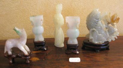 null Lot d'objets en jadéite comprenant une paire de vases de forme Gu, une déesse...