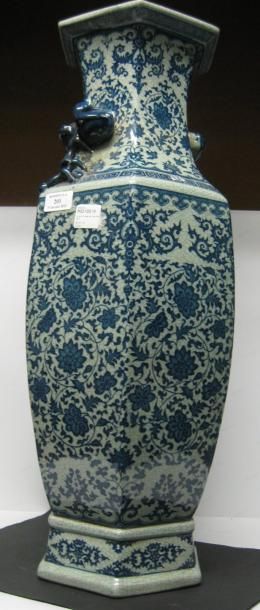 null Grand vase en porcelaine à décor floral bleu