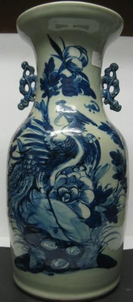 null Vase balustre en porcelaine émaillé bleu sur fond céladon à décor d'oiseau fohang...