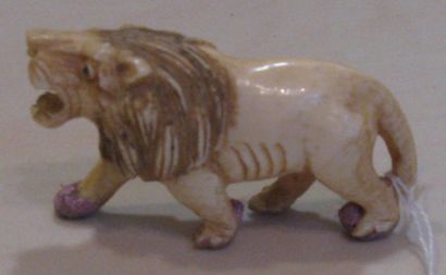 null Sujet en ivoire représentant un lion rugissant.