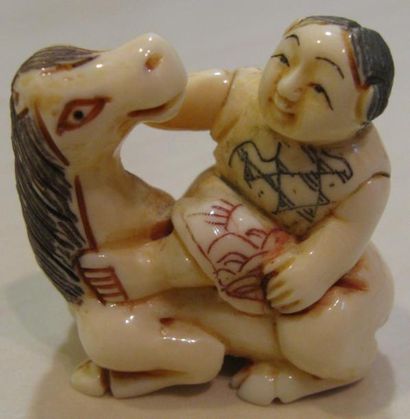 null Netsuke représentant un enfant sur un cheval.