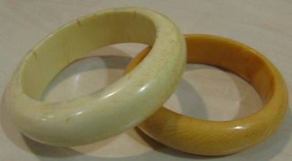 null Deux bracelets en ivoire.