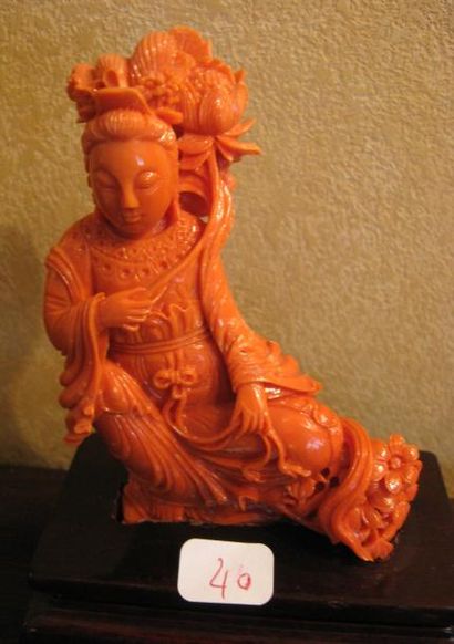 null Sujet en corail représentant une déesse du printemps. Chine, Haut 11 cm.