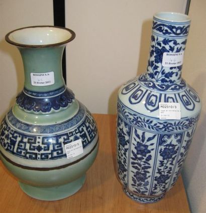 null Lot de quatre vases de forme balustre, rouleau, en bleu et blanc à décor de...