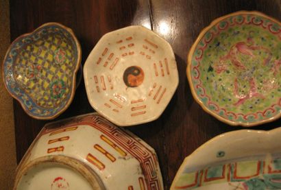null Lot de porcelaines comprenant huit raviers de la famille rose à décor de personnages,...