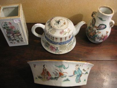 null Lot comprenant: - Une théière en porcelaine et émaux de la famille rose à décor...