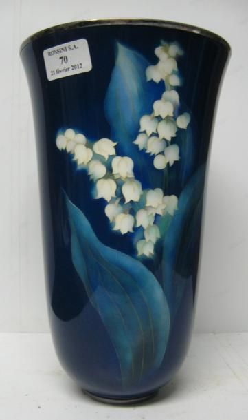 null Vase émaillé à décor de muguet. Japon, vers 1900. H.: 36 cm