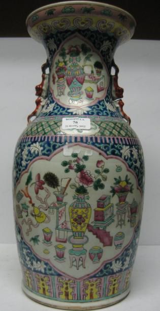 null Vase balustre en porcelaine et émaux polychromes à décor d'objets mobiliers,...