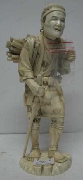 null Okimono en ivoire sculpté représentant un bucheron portant un fagot et tenant...