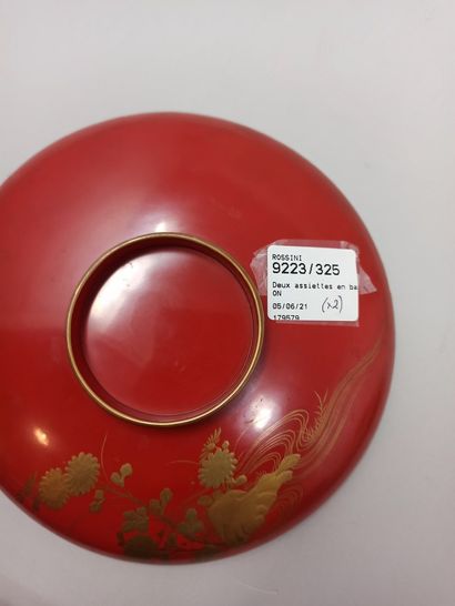 null JAPON, XXème siècle

Deux assiettes en bois laqué à fond rouge, décor en takamakié...