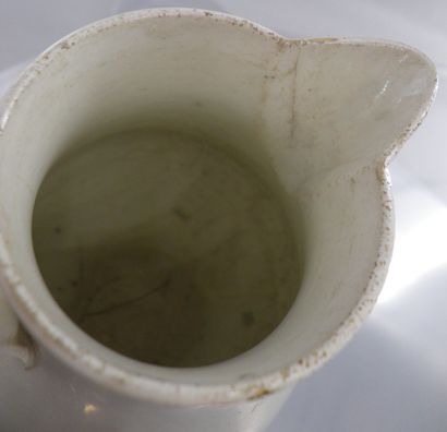 null CREIL

Pot à lait à décor d'herborisation sur terre de pipe blanche dit "deuil...