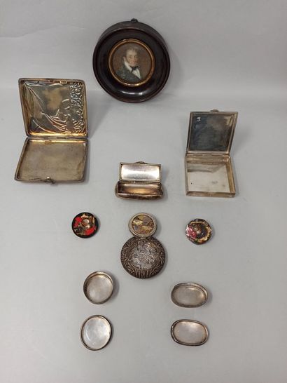 null Lot of silver display cases (800) composed of a snuffbox with enamelled lid...