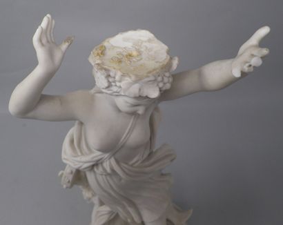 null SEVRES

Figurine en biscuit représentant une danseuse à l'antique, debout contre...