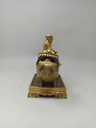 null 
CHINE - Moderne

Brûle-parfum en bronze doré figurant un poisson-dragon, un...