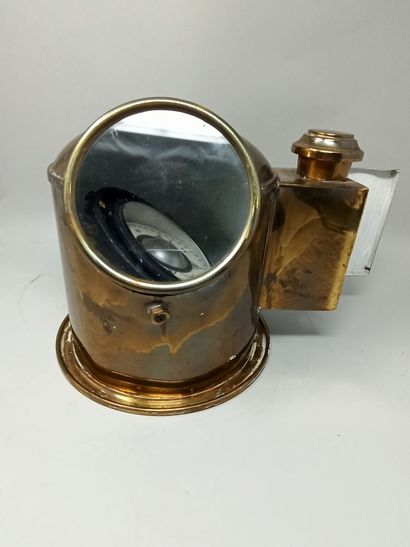 null 
Marine compass to suspend and its lantern, gilded brass structure.

H. 23,5...