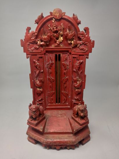 
Altar in red lacquered wood decorated with...