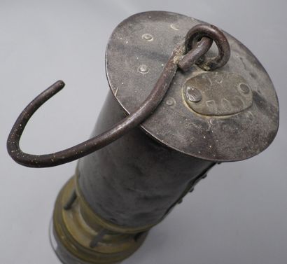 null Lampe de sureté de mineur, type Arras, en tôle rivetée, laiton et verre. Numérotée...