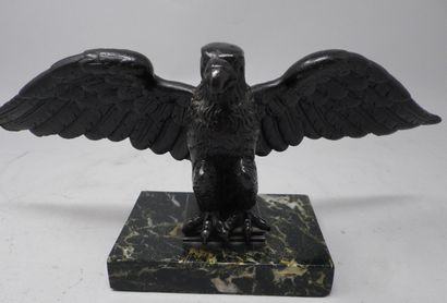 null Eagle with spread wings, in bronze with black patina, on a rectangular marble...