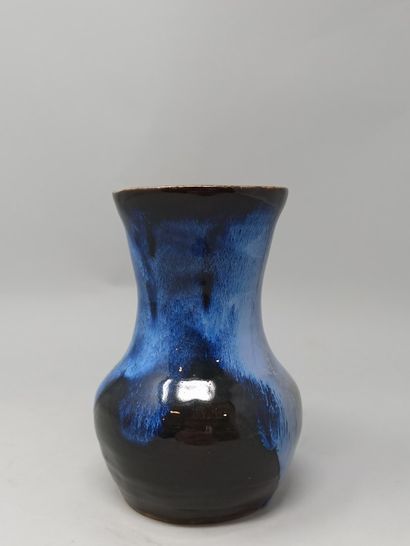 null 
JAPAN

Blue enamelled stoneware vase

H. 13 cm
