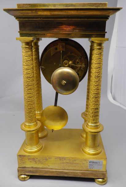 null Gilt bronze portico clock with four twisted columns decorated with winged lions...